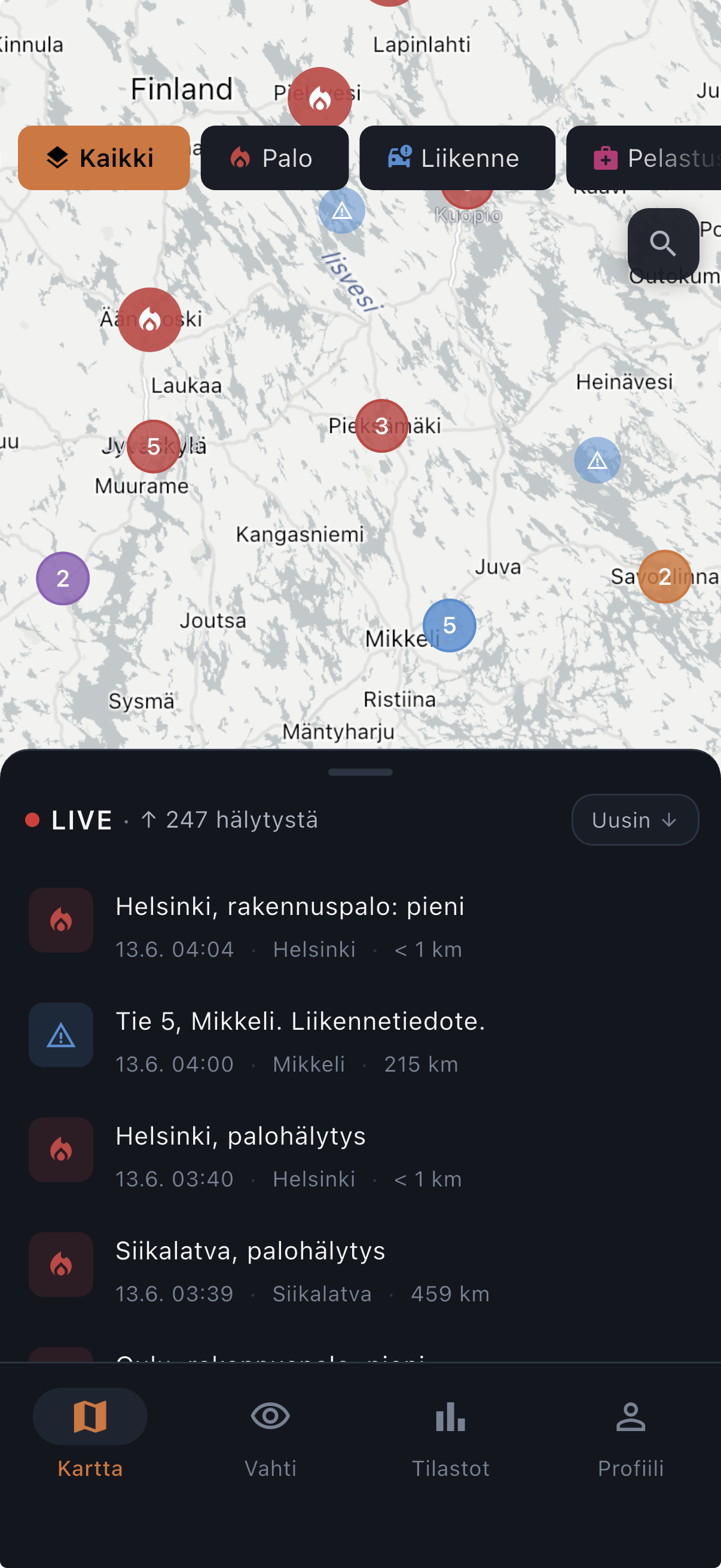 Tilannekartan karttanäkymä: värikoodattuja palo- ja liikennepinnejä klusteroituna Itä-Suomen kartalle, alla LIVE-lista 247 hälytyksestä