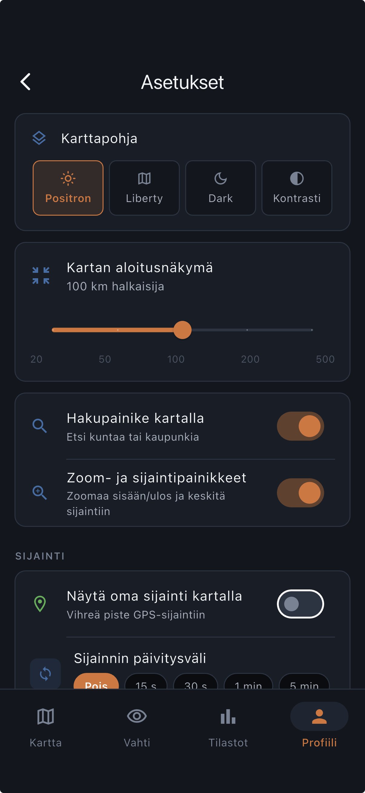 Asetukset-näkymä: karttapohjan valinta (Positron, Liberty, Dark, Kontrasti), kartan aloitusnäkymän säädin 20–500 km ja sijaintiasetukset